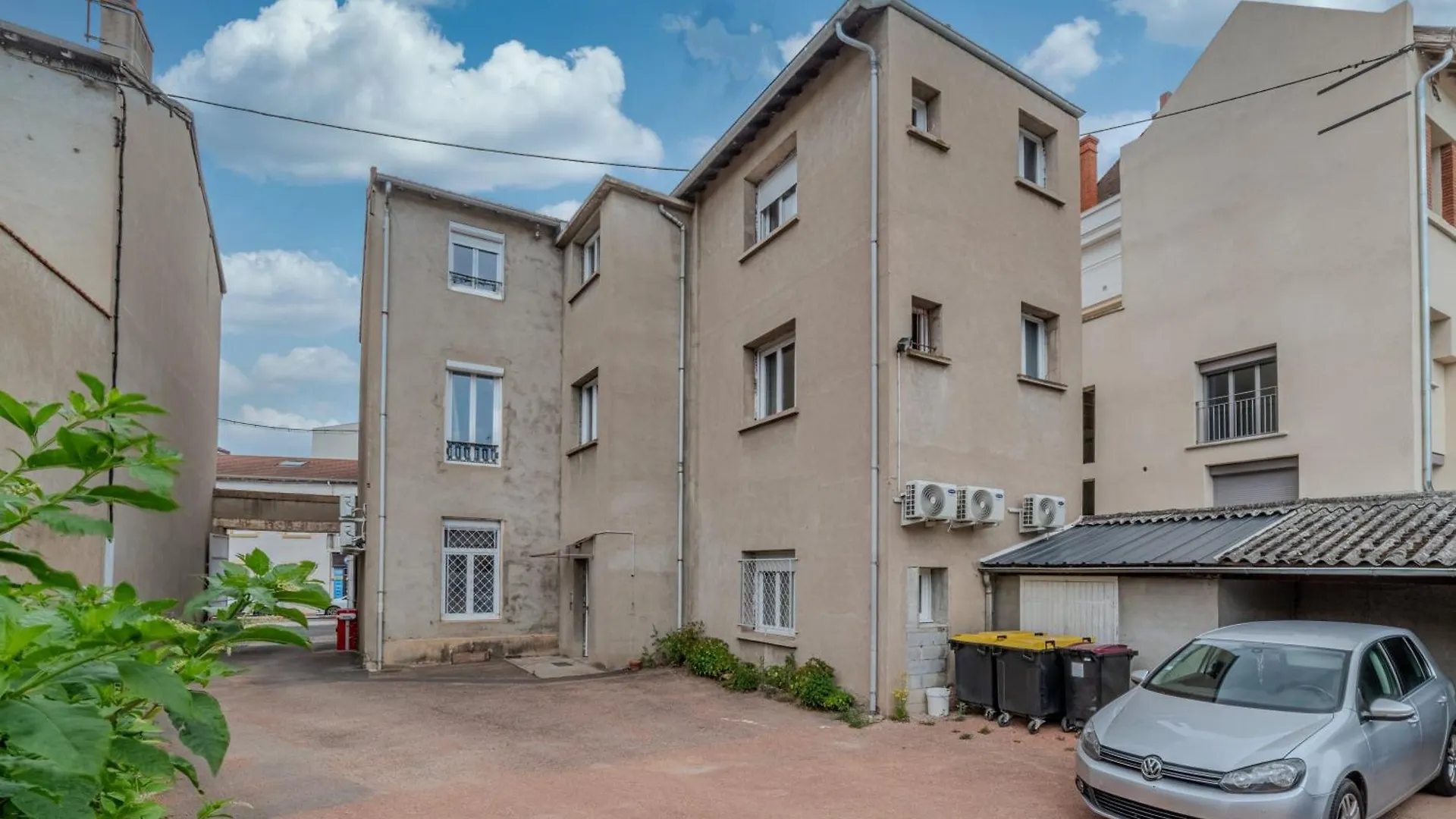 Bleuet Roanne Centre-Ville -Parking & Clim